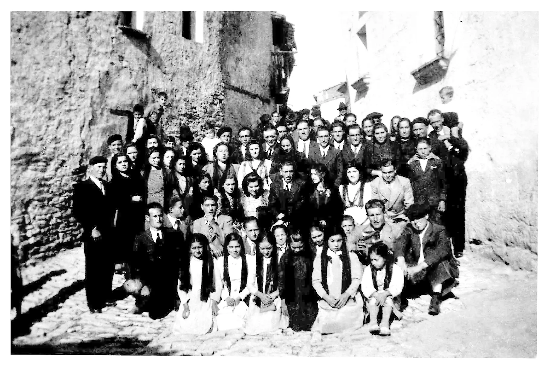 Una boda en Cinctorres hacia 1940, delante de la casa Santjoans, con sus padres de luto a la izquierda